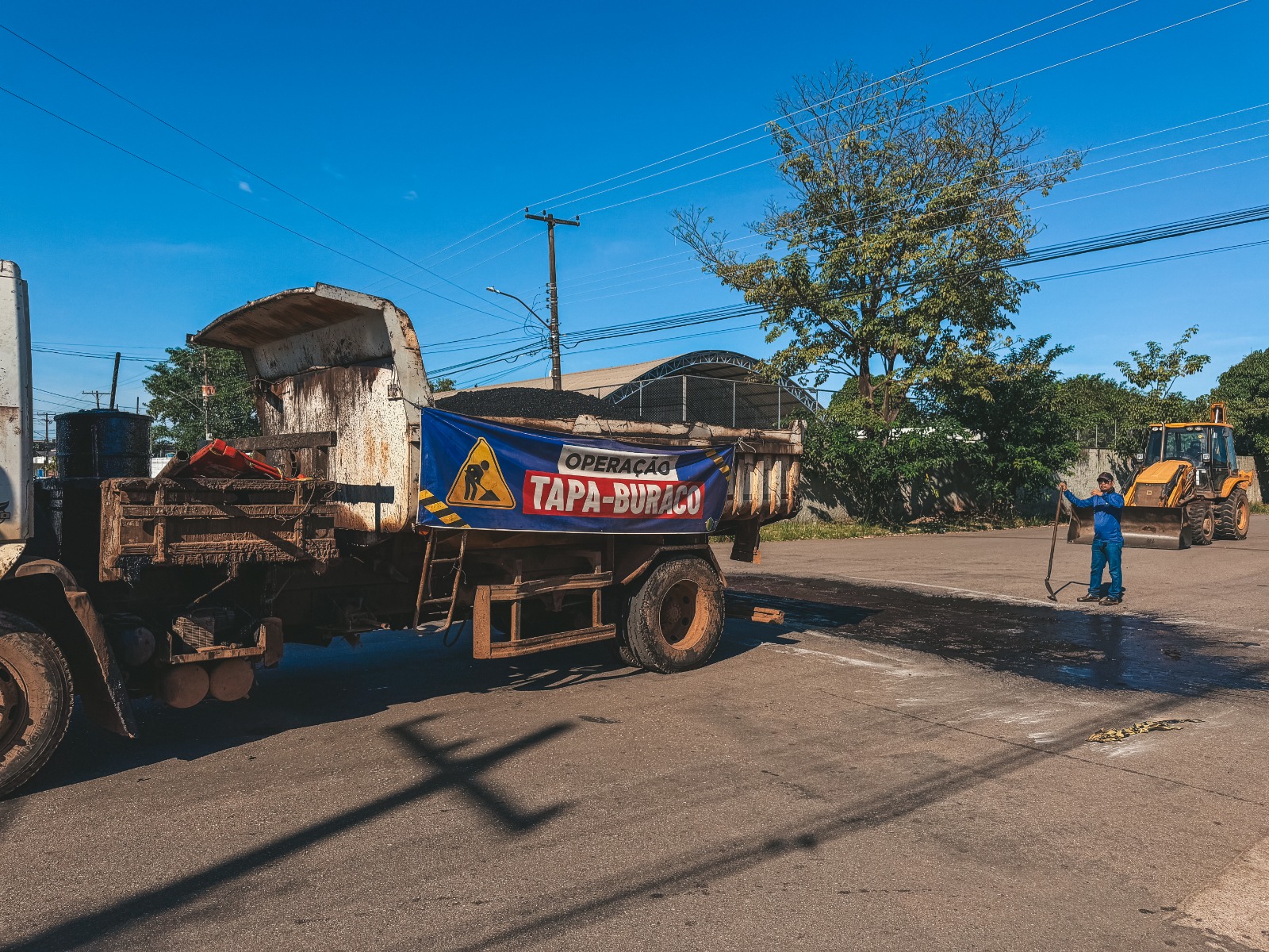 Bairro Liberdade recebe intervenção de tapa-buraco e limpeza