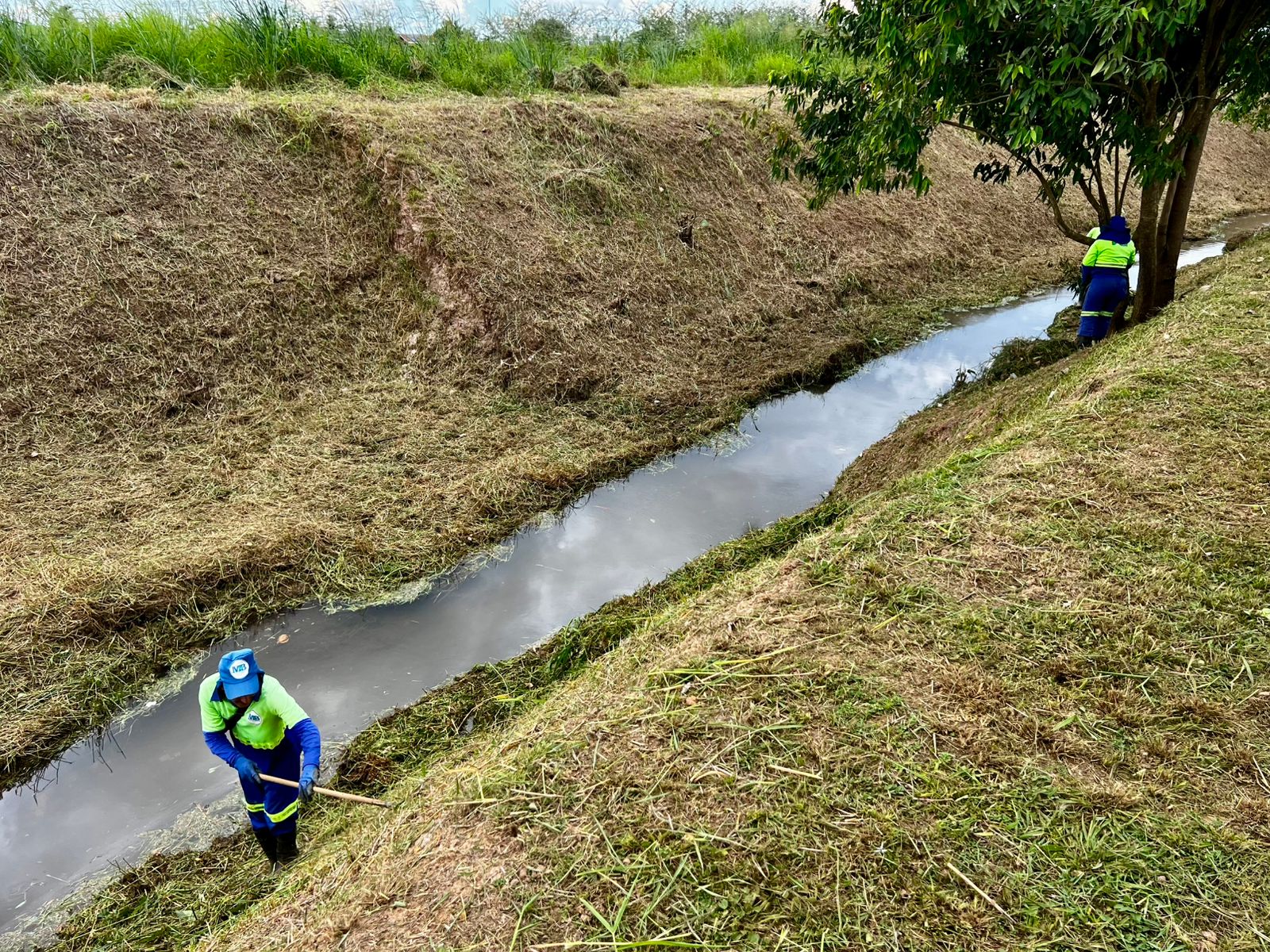 LIMPEZA URBANA – Canal entre o Parque da Cidade e a Rua Bela recebe manutenção para reforçar conservação da área
