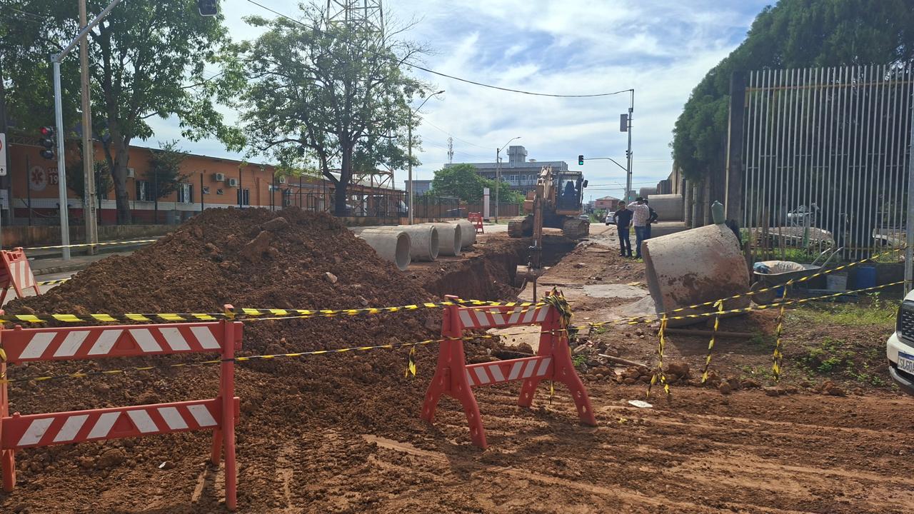 OBRAS E INFRAESTRUTURA - Drenagem da avenida Pinheiro Machado entra na reta final e corrige problema histórico na região