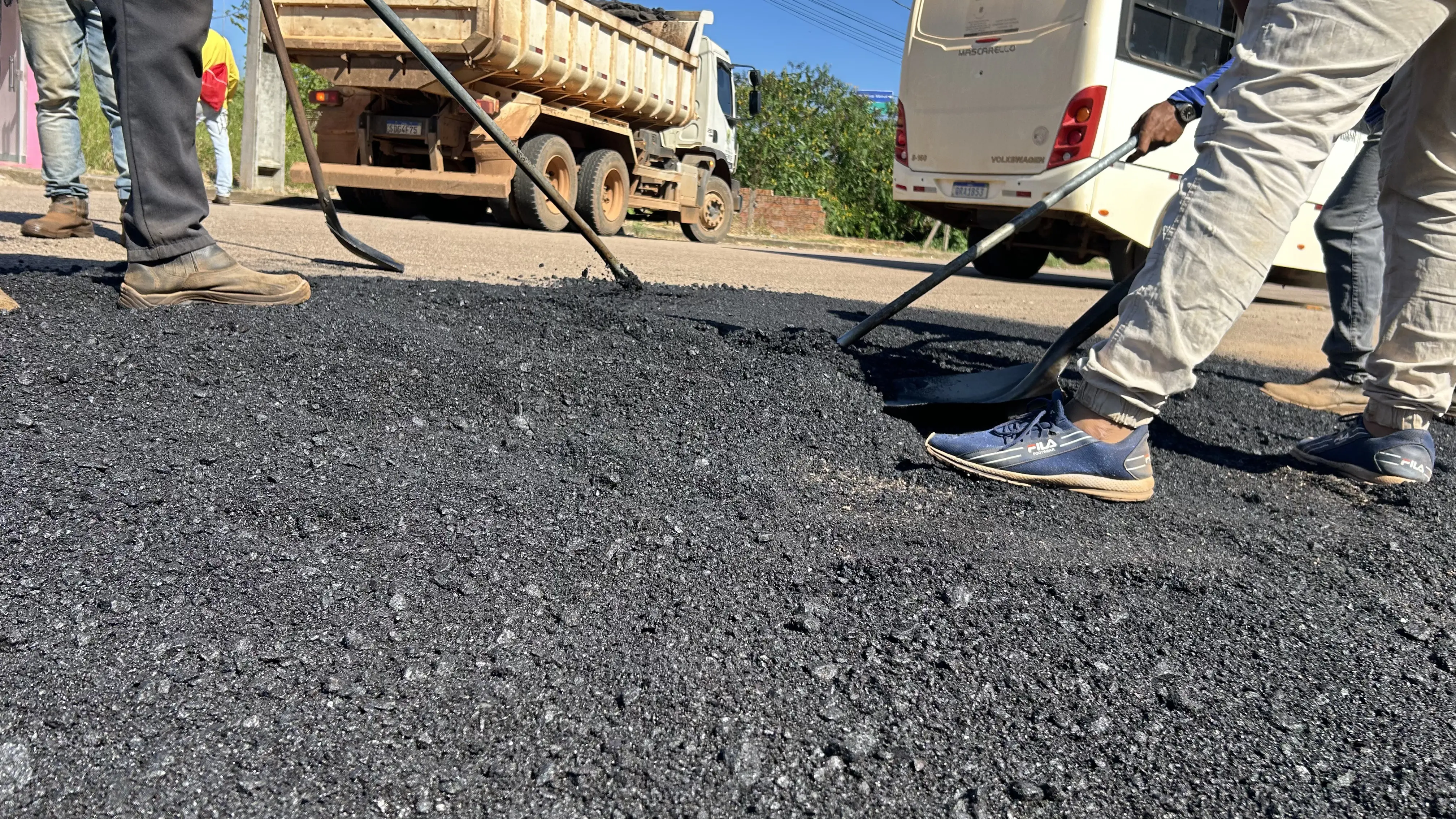 Operação tapa buraco mobiliza dez equipes simultaneamente em um único dia de trabalho