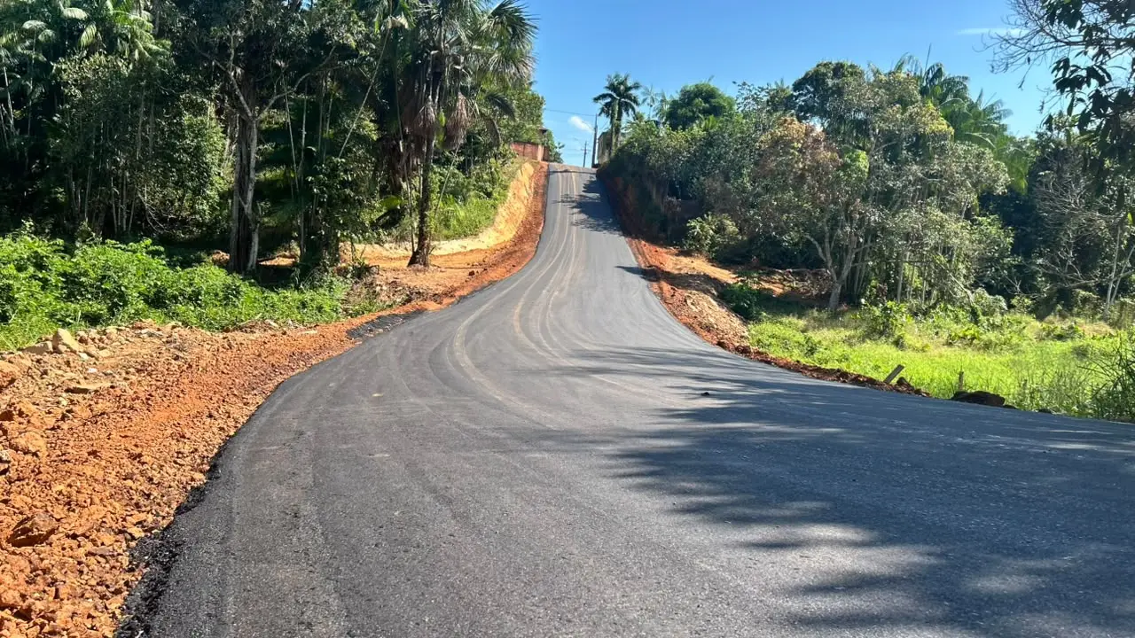 Prefeitura asfalta Rua Canhoto da Paraíba no bairro Nacional