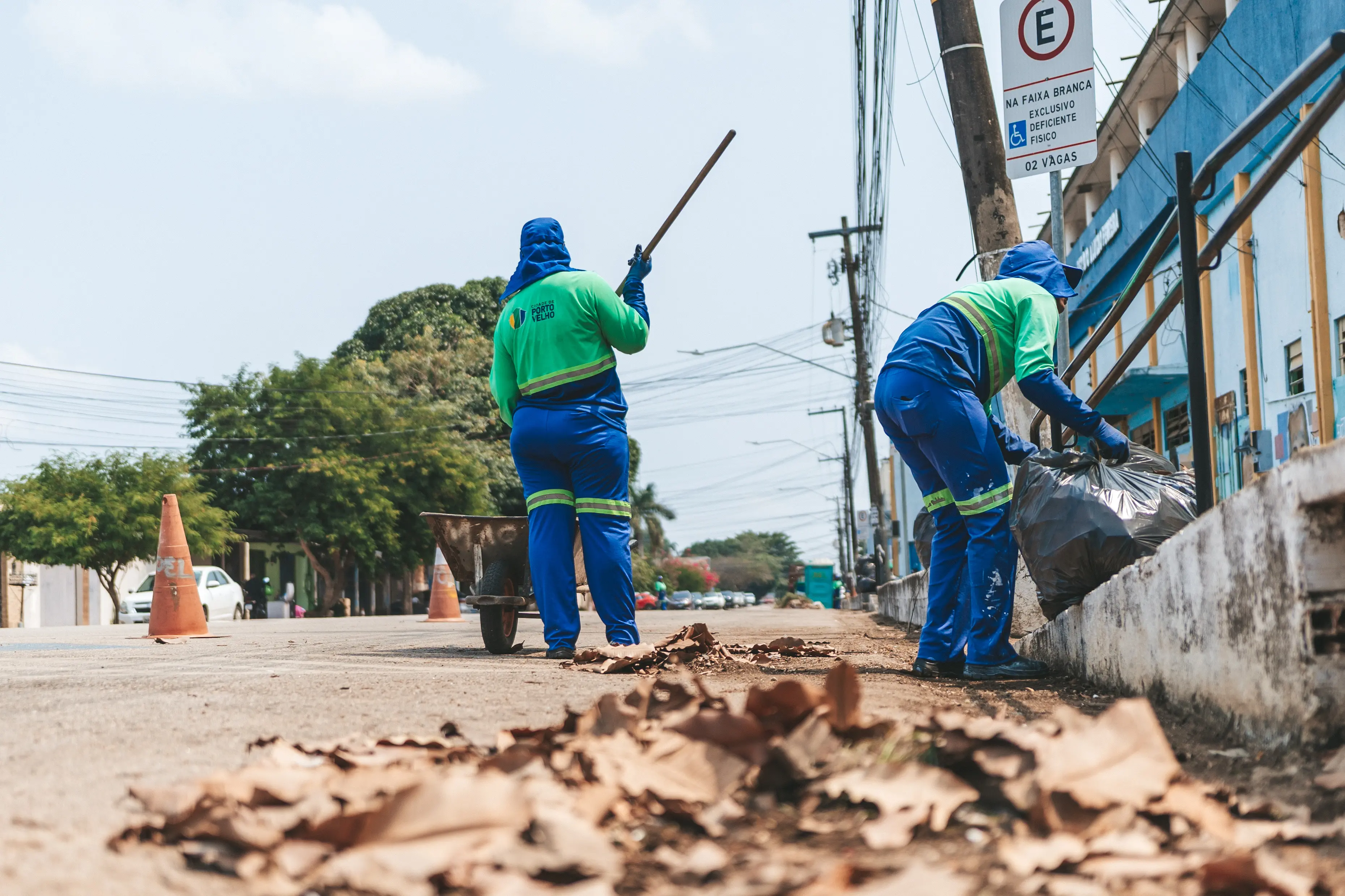 Serviços de limpeza alcançam diferentes pontos de Porto Velho nesta terça-feira