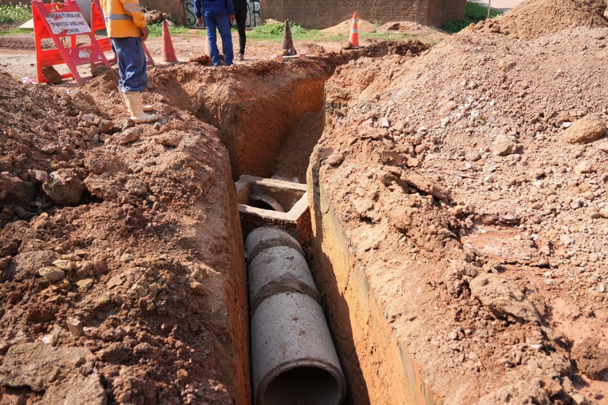 Prefeitura de Porto Velho realiza obra de drenagem na avenida Raimundo Cantuária, zona Leste da cidade