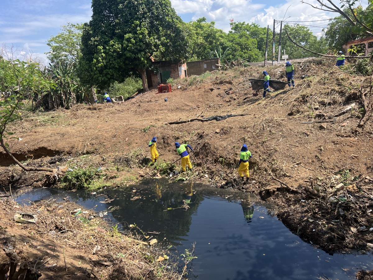 Prefeitura realiza limpeza completa em canal no bairro Castanheira, zona Sul de Porto Velho
