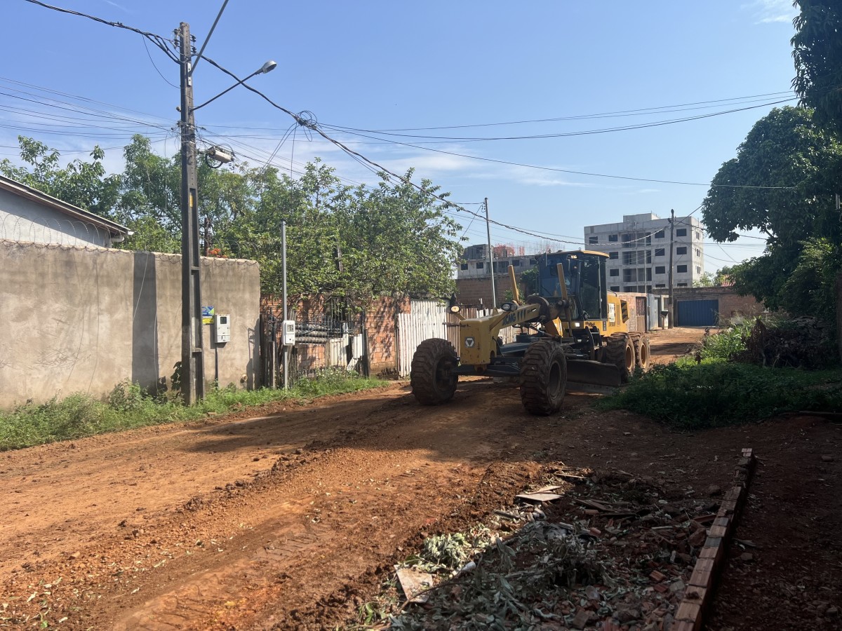 Prefeitura inicia limpeza e encascalhamento das ruas Aruanã e Jaraqui