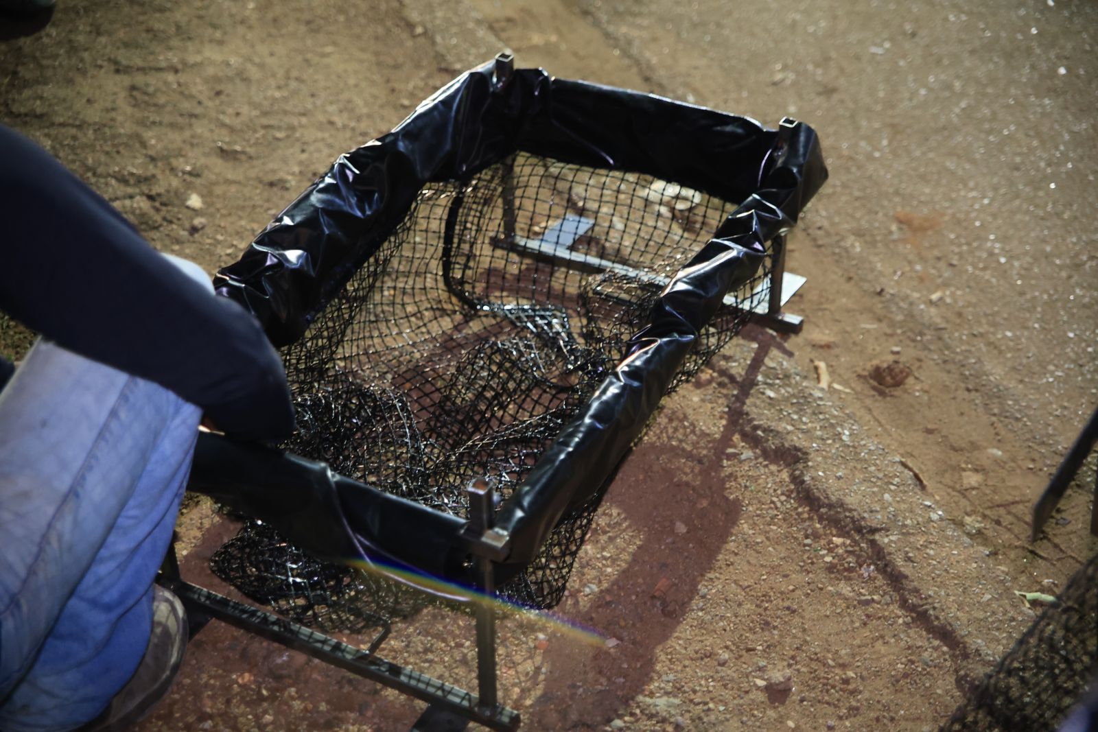 Tecnologia do ecobueiro retém resíduos nas bocas de lobo, evitando entupimentos e impactos ambientais