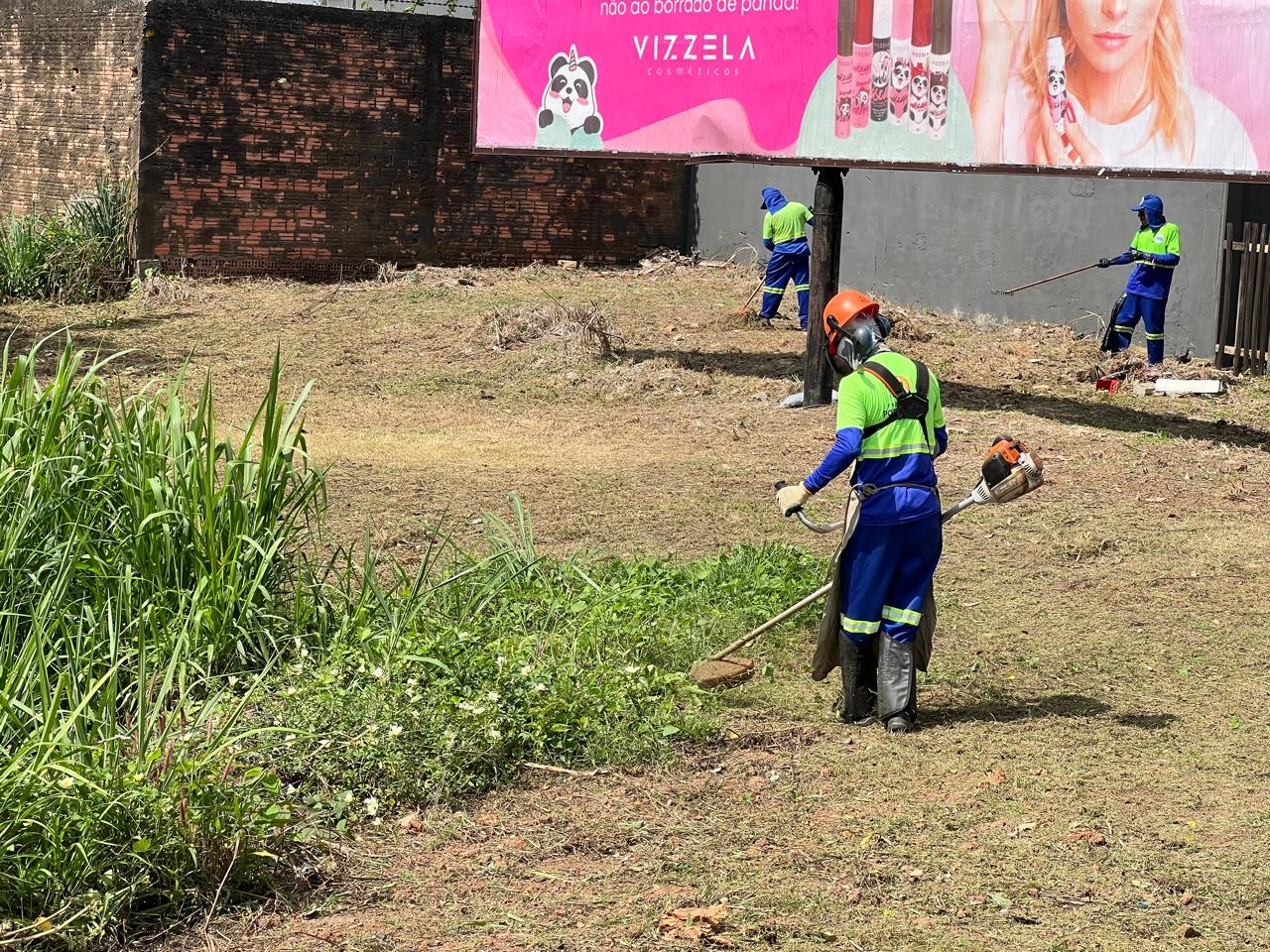Equipe iniciou um importante trabalho de limpeza no canal localizado entre as avenidas Calama e Abunã