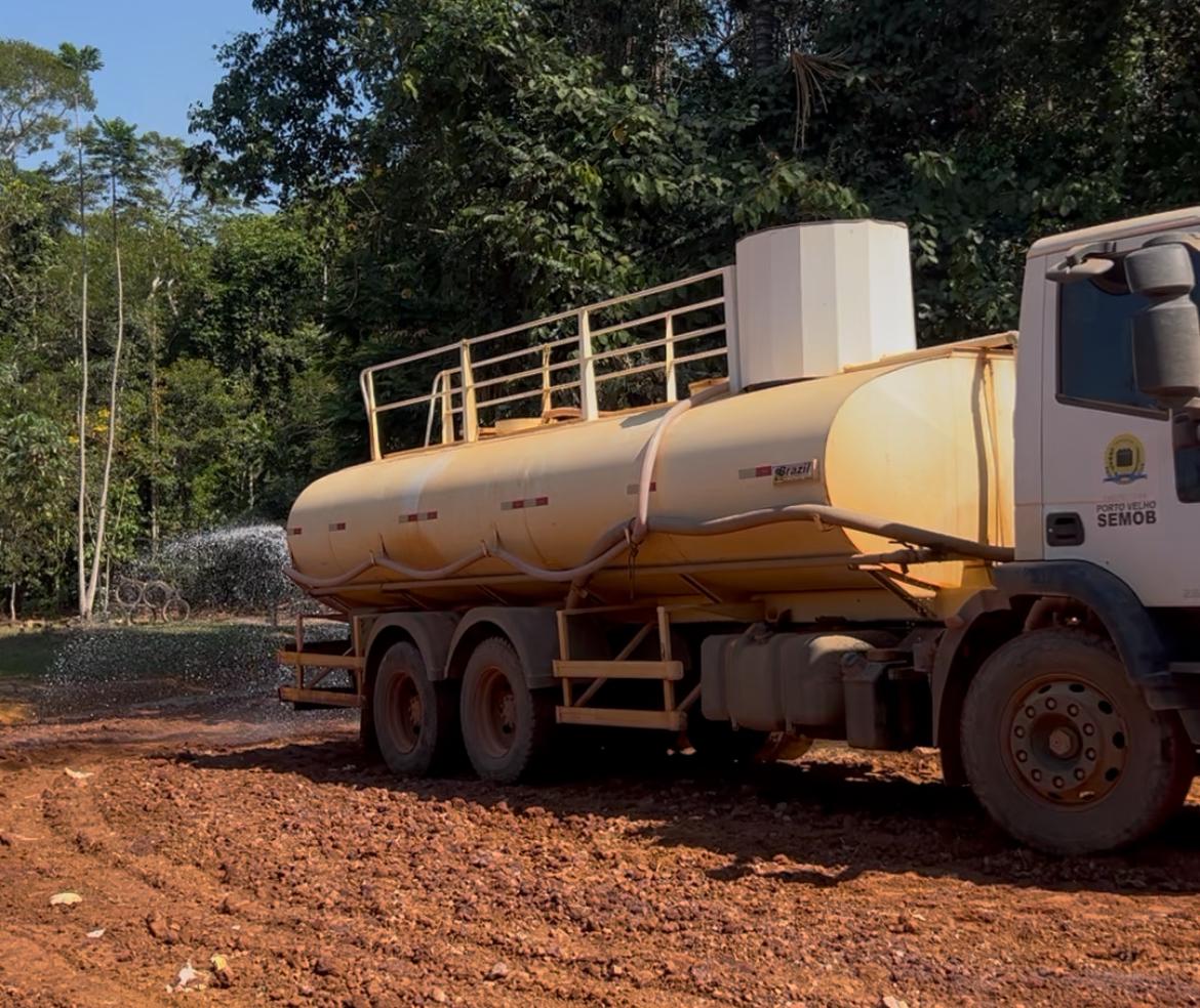 Serviço conta com a umidificação da base para dar maior resistência ao solo e aumentar a durabilidade da intervenção